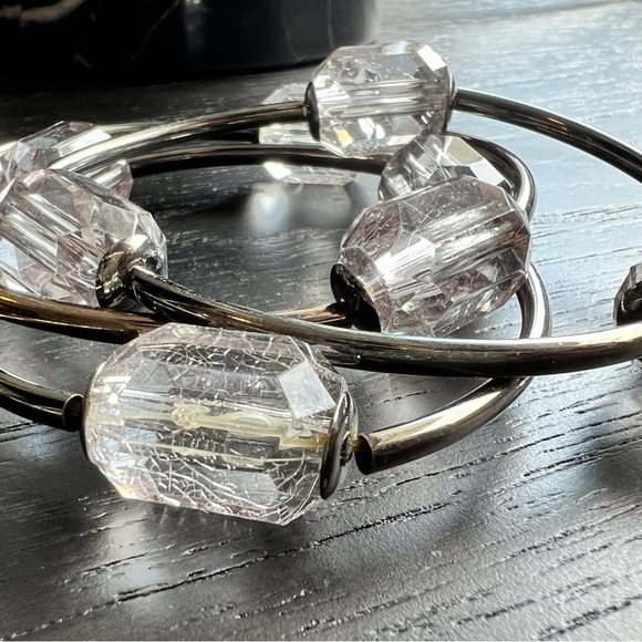 Vera Wang Clear Sparkly Beads and Dark Gunmetal Aluminum Band Stretchy Bracelet - Picture 3 of 5